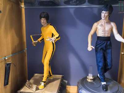 Le sue due statue in scala 1 a 6 di Bruce Lee: nella prima il maestro di arti marziali indossa la sua iconica tenuta gialla e brandisce la tradizionale arma "nunchaku", nella seconda invece veste solo un pantalone blu ed � a petto nudo